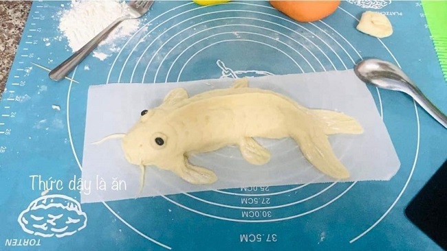 Bà Vân làm bánh bao hình cá chép nhân ngày lễ ông Công, ông Táo.