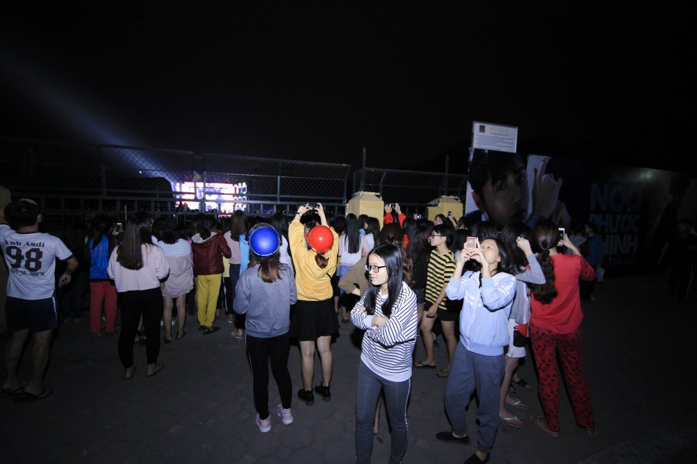 Khán giả vây kín xem Noo Phước Thịnh luyện tập liveshow giữa đêm khuya 2