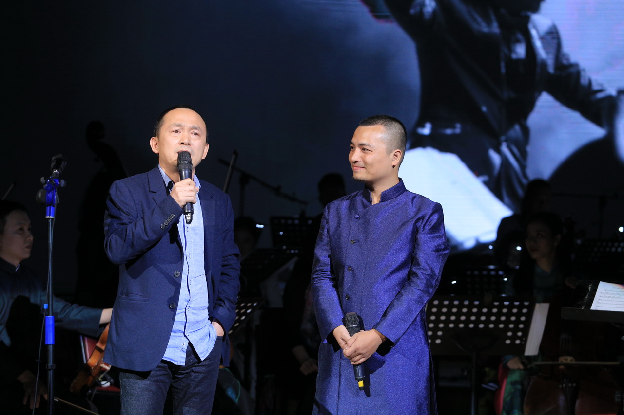 Nhạc sĩ Quốc Trung đến chúc mừng nhạc trưởng Lưu Quang Minh.
