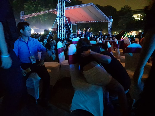 Nhiều fan ngất xỉu tại đêm nhạc miễn phí của Noo Phước Thịnh 4