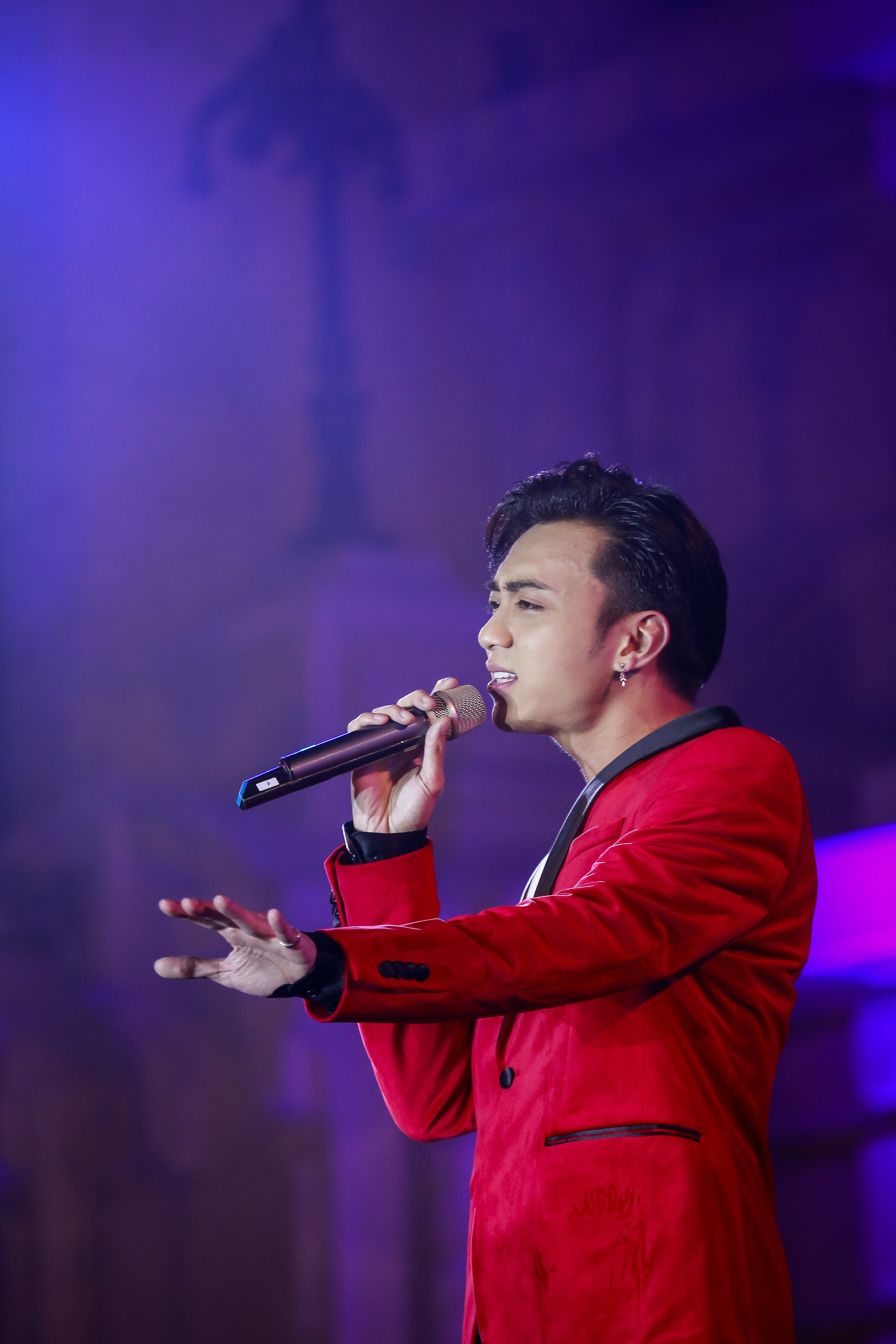 Soobin Hoàng Sơn xuất hiện trên trên sân khấu với bộ vest màu đỏ lịch lãm, bảnh bao và nổi bật.