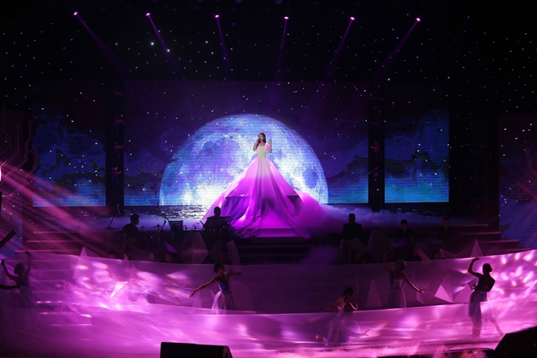 Đàm Vĩnh Hưng hóa hồn ma trong liveshow Tố My 6