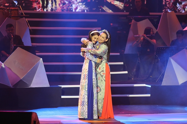 Đàm Vĩnh Hưng hóa hồn ma trong liveshow Tố My 4