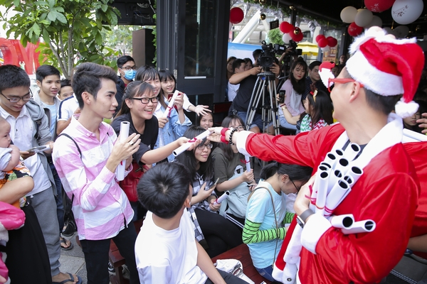 Ngô Kiến Huy khiến người hâm mộ thích thú khi diện đồ cổ trang trong buổi fan-meeting 12