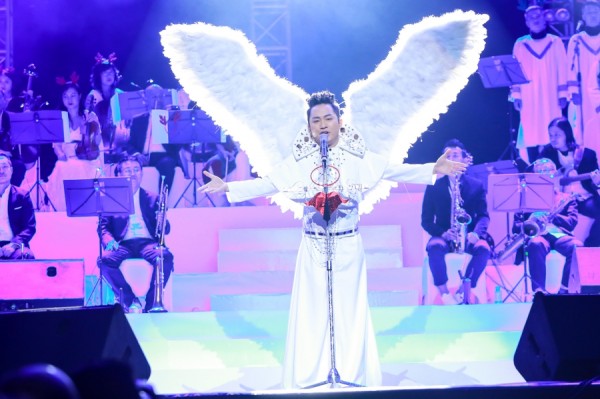 Tùng Dương đeo cánh thiên thần, tự tin thể hiện ca khúc Bolero 'Hai mùa Noel' trong đêm nhạc tối 24/12.