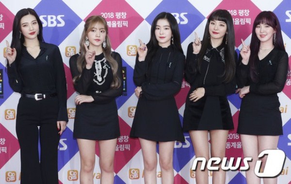 Red Velvet chọn trang phục đen cho sự kiện đêm nay.